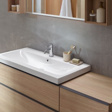 Zona de lavabo con muebles de baño hechos de madera de la serie Geberit iCon