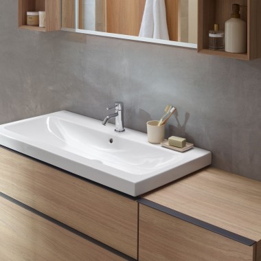 Zona de lavabo con muebles de baño hechos de madera de la serie Geberit iCon Zona de lavabo con muebles de baño hechos de madera de la serie Geberit iCon