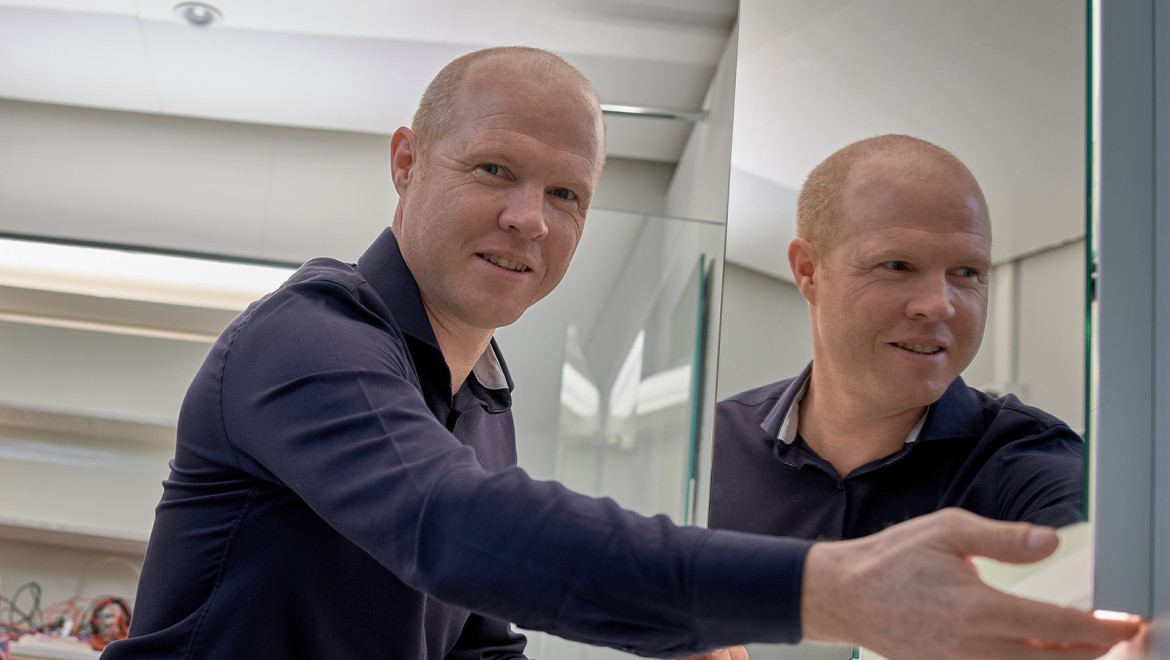 El experto en iluminación Andreas Janser en el laboratorio de iluminación de la sede central de Geberit en Rapperswil-Jona, Suiza (© Geberit) El experto en iluminación Andreas Janser en el laboratorio de iluminación de la sede central de Geberit en Rapperswil-Jona, Suiza (© Geberit)
