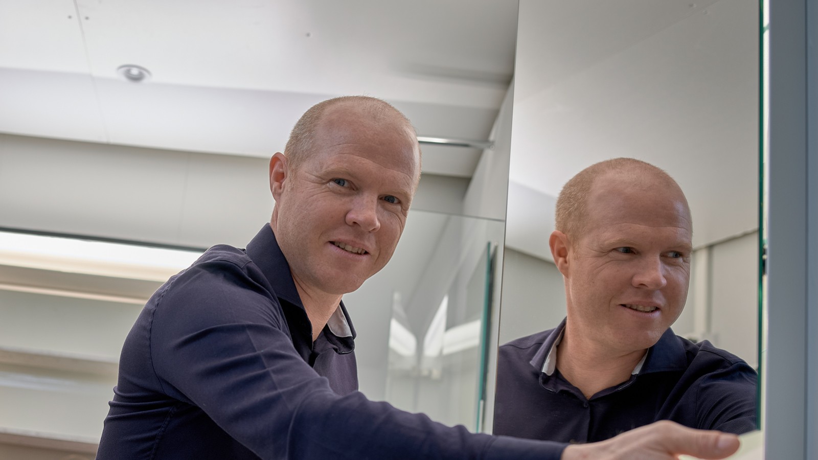 El experto en iluminación Andreas Janser en el laboratorio de iluminación de la sede central de Geberit en Rapperswil-Jona, Suiza (© Geberit)