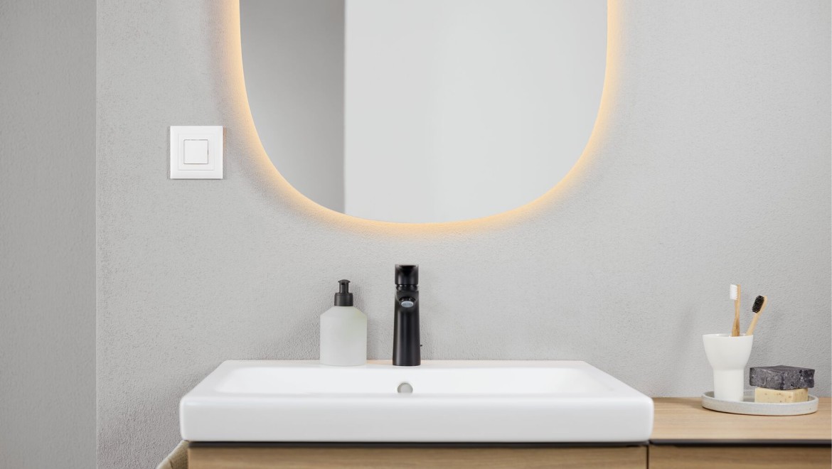 Cuarto de baño Geberit iCon con lavabo y espejo ovalado Geberit Option