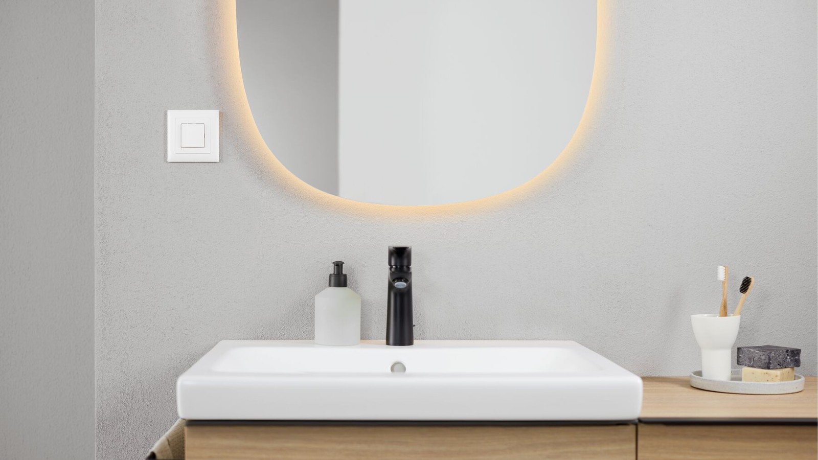 Cuarto de baño Geberit iCon con lavabo y espejo ovalado Geberit Option Cuarto de baño Geberit iCon con lavabo y espejo ovalado Geberit Option