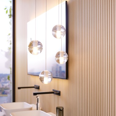 Vista de la zona de lavabo con luces de techo en primer plano (© Geberit) Vista de la zona de lavabo con luces de techo en primer plano (© Geberit)