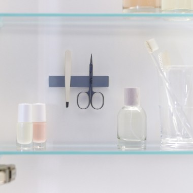 Armario con espejo Geberit ONE con tiras magnéticas en el interior (© Geberit) Armario con espejo Geberit ONE con tiras magnéticas en el interior (© Geberit)