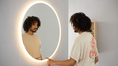 Hombre mirándose en el espejo Geberit Option Round