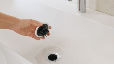 Tapa de desagüe con filtro anticabellos y fijación magnética lavabo Geberit ONE