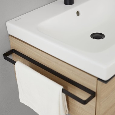 Mueble de lavabo Geberit iCon con toallero en negro mate (© Geberit)