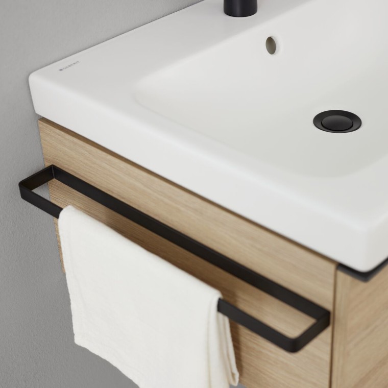 Mueble de lavabo Geberit iCon con toallero en negro mate (© Geberit)