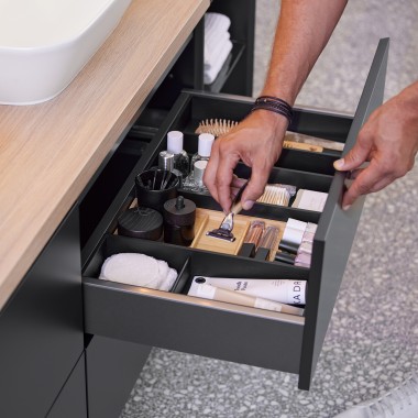 Clasificación de cosméticos en el mueble de lavabo Geberit ONE con cajones (© Geberit) Clasificación de cosméticos en el mueble de lavabo Geberit ONE con cajones (© Geberit)
