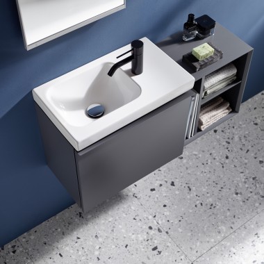 Lavabo pequeño Geberit iCon con grifo lateral en negro mate