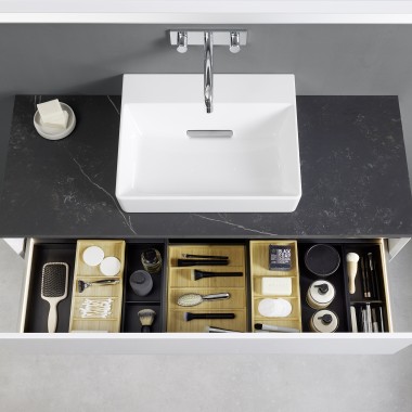 Cajón extensible Geberit ONE con sistema de organización Cajón extensible Geberit ONE con sistema de organización