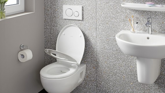 WC suspendido en una pared con baldosas de terrazzo WC suspendido en una pared con baldosas de terrazzo