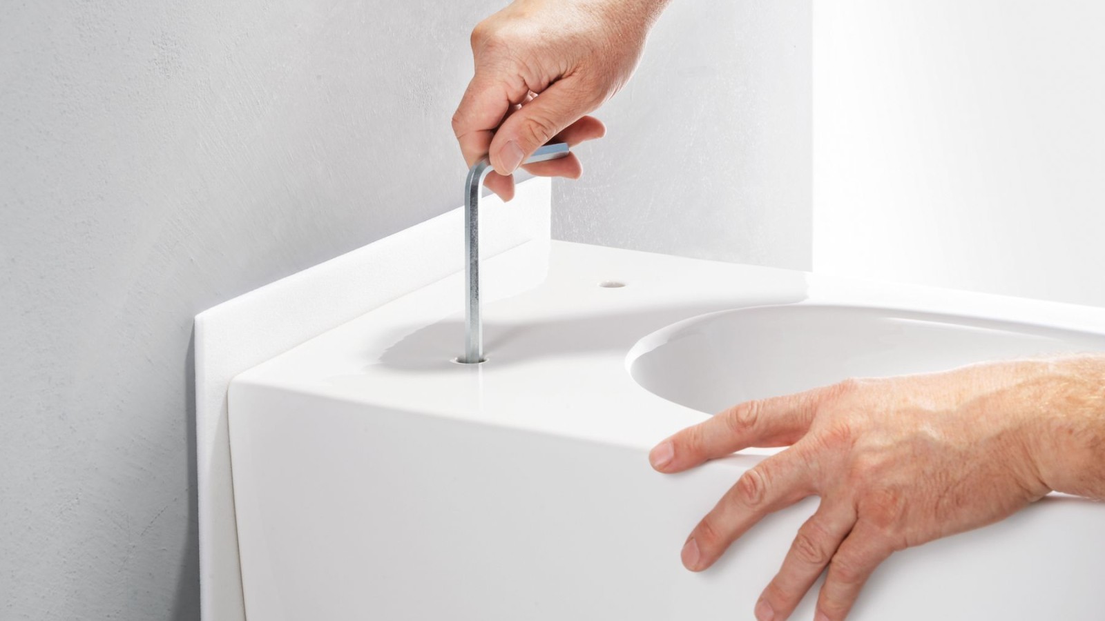 Sistema EFF3, la fijación final se realiza fácilmente a través de los orificios de anclaje del asiento.