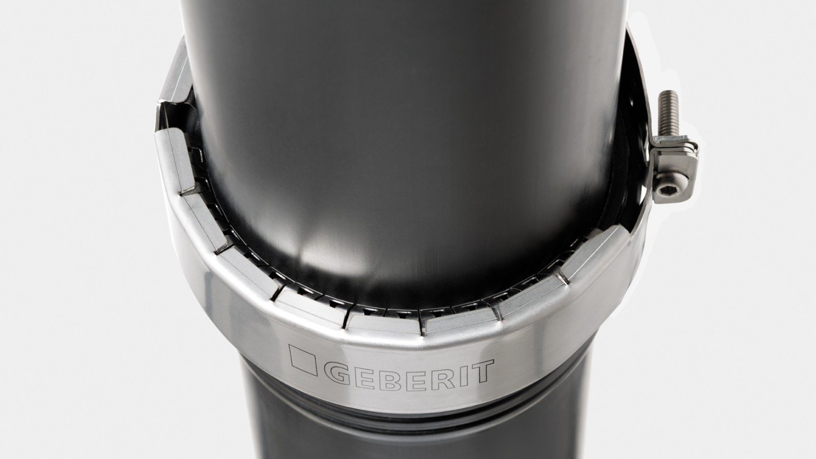 La garra de retención Geberit prepara a Silent-PP para la evacuación de aguas pluviales