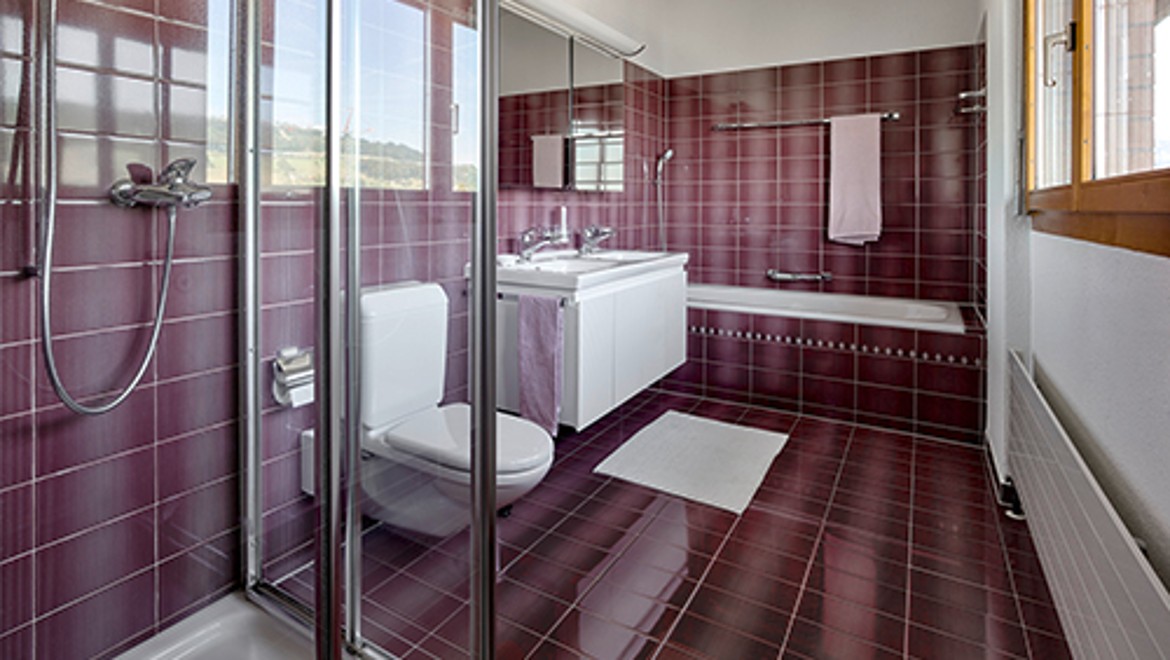 Baño antes de la reforma con azulejos rojos Baño antes de la reforma con azulejos rojos