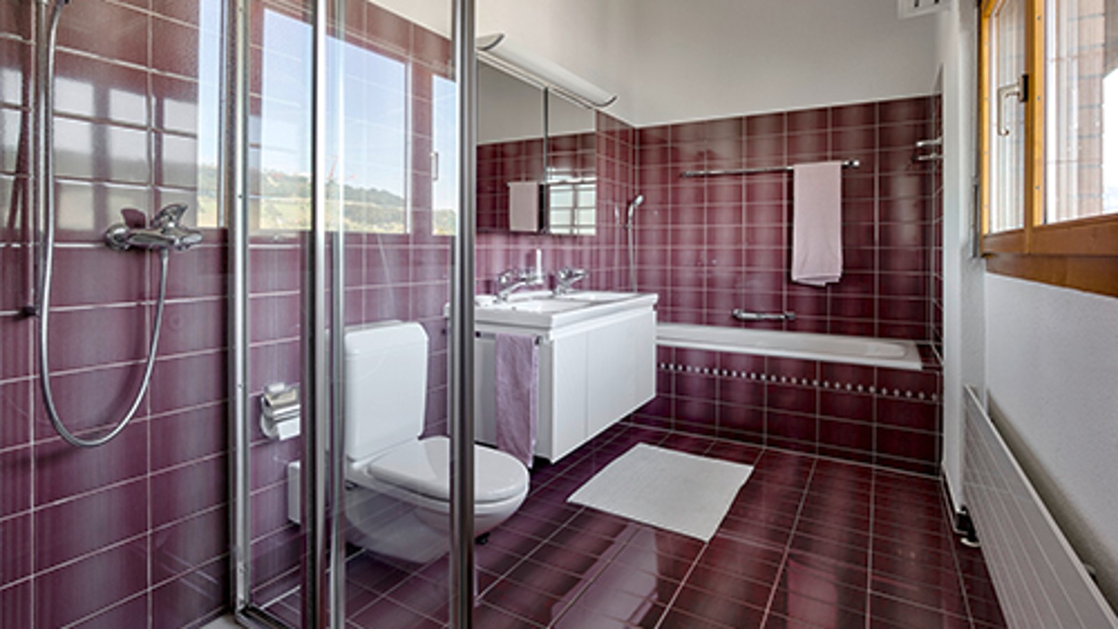 Baño antes de la reforma con azulejos rojos