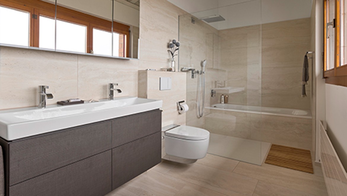 Baño con inodoro bidé Geberit AquaClean después de la reforma Baño con inodoro bidé Geberit AquaClean después de la reforma