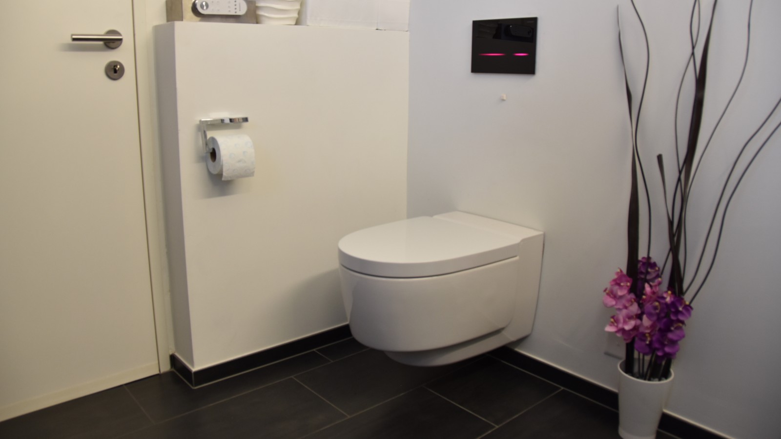 Baño después de la reforma con varios productos Geberit