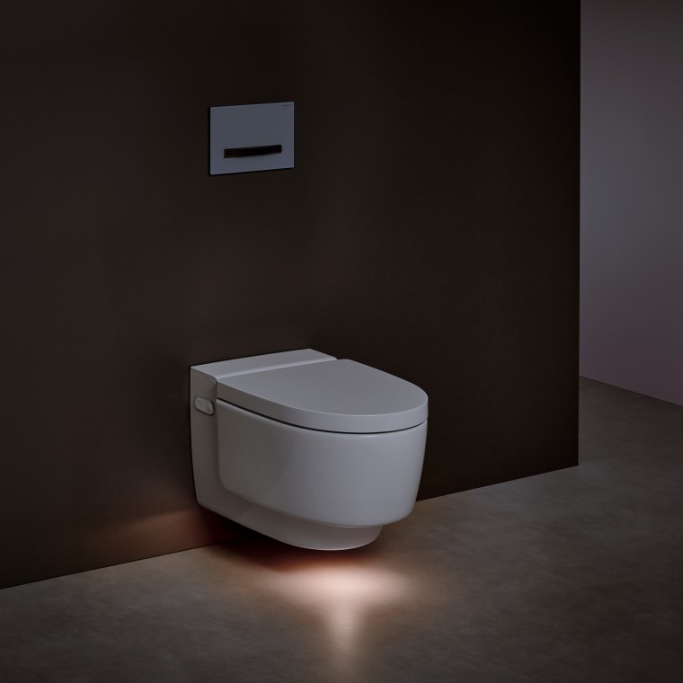 Inodoro bidé Geberit AquaClean Mera con luz de orientación encendida Inodoro bidé Geberit AquaClean Mera con luz de orientación encendida