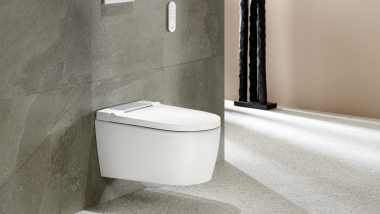 Baño con Geberit AquaClean Sela en blanco y pulsador Geberit Sigma20