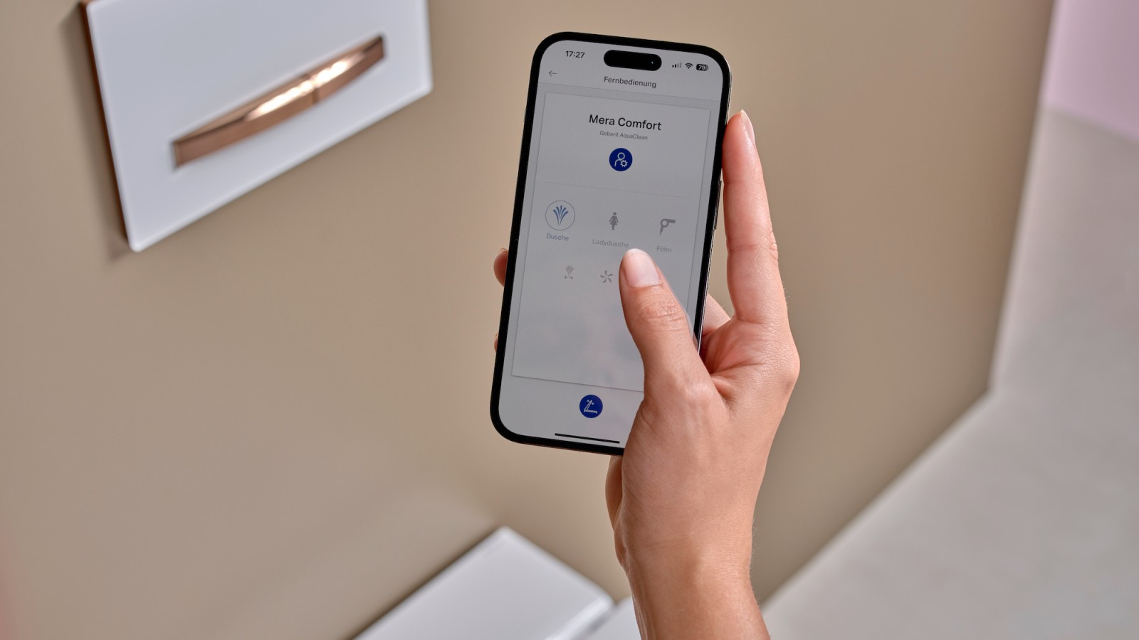 Una app cómoda permite a los usuarios controlar determinados inodoros y otros productos de baño de Geberit. Una app cómoda permite a los usuarios controlar determinados inodoros y otros productos de baño de Geberit.