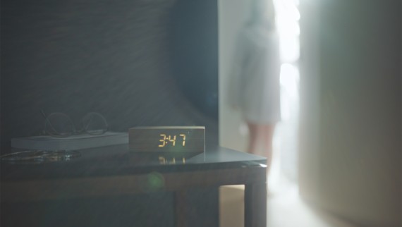  Reloj despertador en el dormitorio