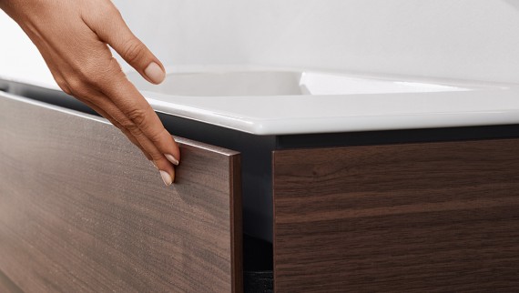 Mueble de lavabo Geberit ONE con sistema push-to-open Mueble de lavabo Geberit ONE con sistema push-to-open