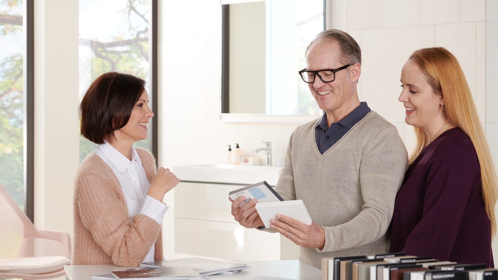 Clientes en la exposición de baños Clientes en la exposición de baños