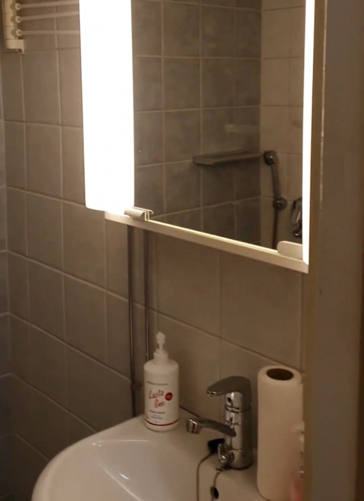 Foto de antes del pequeño baño, con armario con espejo y lavabo (© Meja Hynynen) 