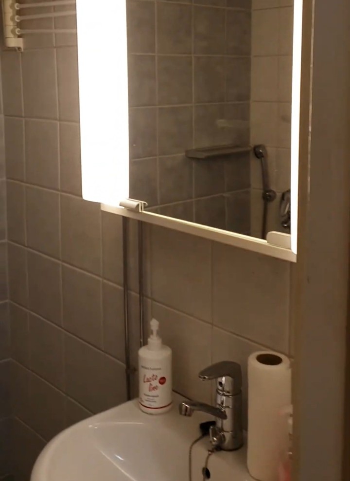 Foto de antes del pequeño baño, con armario con espejo y lavabo (© Meja Hynynen) Foto de antes del pequeño baño, con armario con espejo y lavabo (© Meja Hynynen)