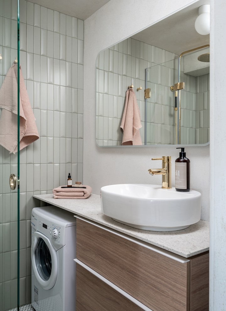 Después del cambio de imagen del baño diminuto, con el lavabo ovalado de la serie de baño VariForm y muebles con acabado en madera de roble (© Meja Hynynen)