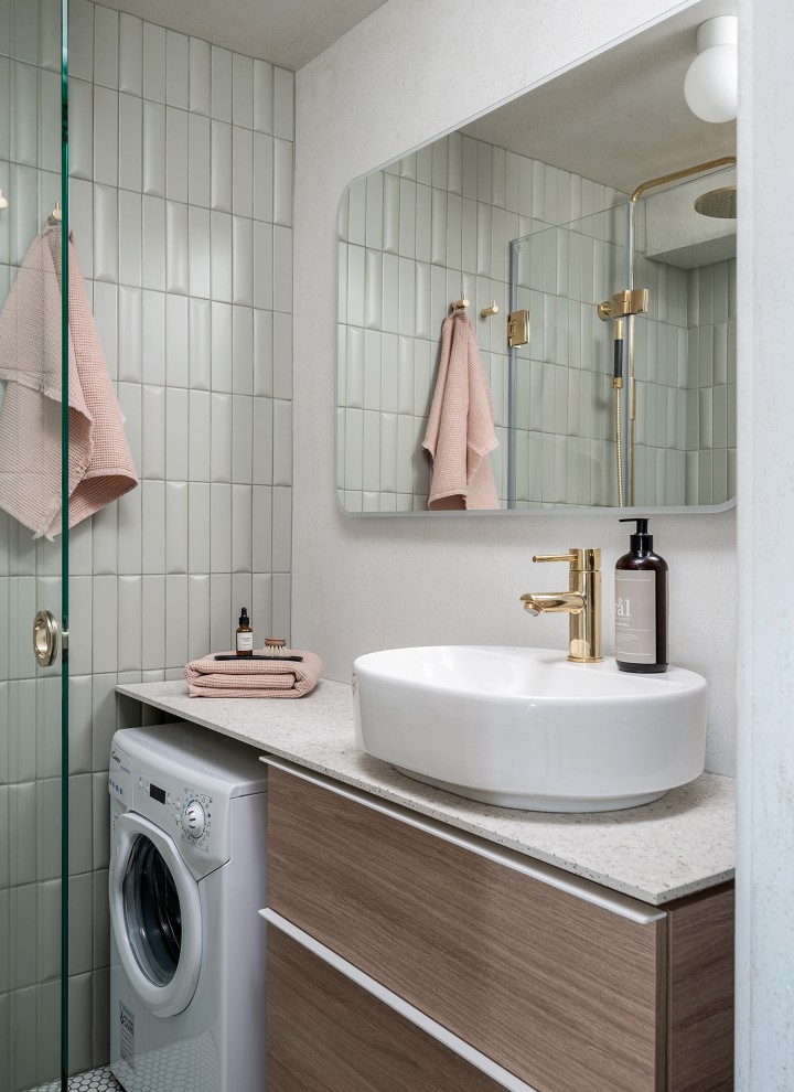 Después del cambio de imagen del baño diminuto, con el lavabo ovalado de la serie de baño VariForm y muebles con acabado en madera de roble (© Meja Hynynen) Después del cambio de imagen del baño diminuto, con el lavabo ovalado de la serie de baño VariForm y muebles con acabado en madera de roble (© Meja Hynynen)