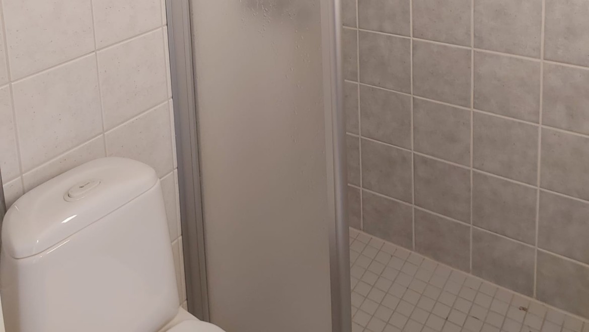 La foto del antes, con una vista de la cabina de ducha y el WC al suelo (© Meja Hynynen) La foto del antes, con una vista de la cabina de ducha y el WC al suelo (© Meja Hynynen)