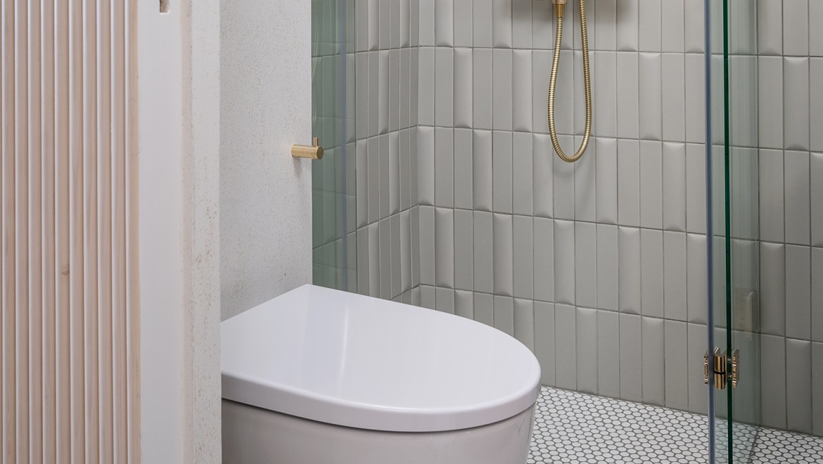 La imagen del después del pequeño baño, con un inodoro Geberit suspendido de la serie de baño iCon (© Meja Hynynen) La imagen del después del pequeño baño, con un inodoro Geberit suspendido de la serie de baño iCon (© Meja Hynynen)