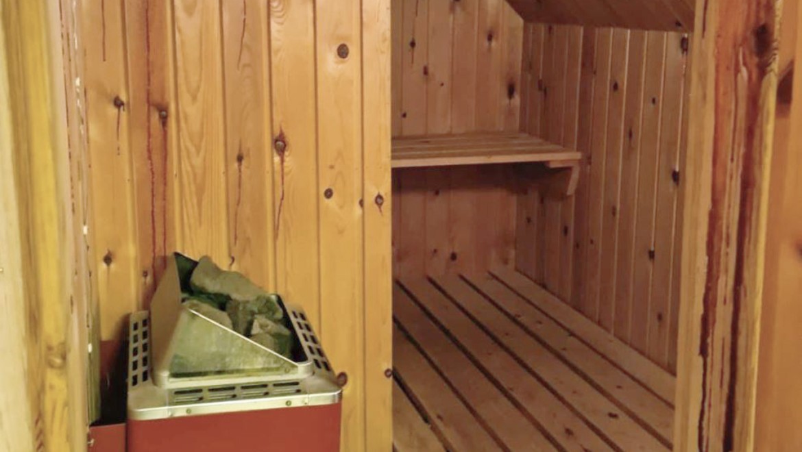 Una sauna con techo inclinado (© @triner2 y @strandparken3) Una sauna con techo inclinado (© @triner2 y @strandparken3)