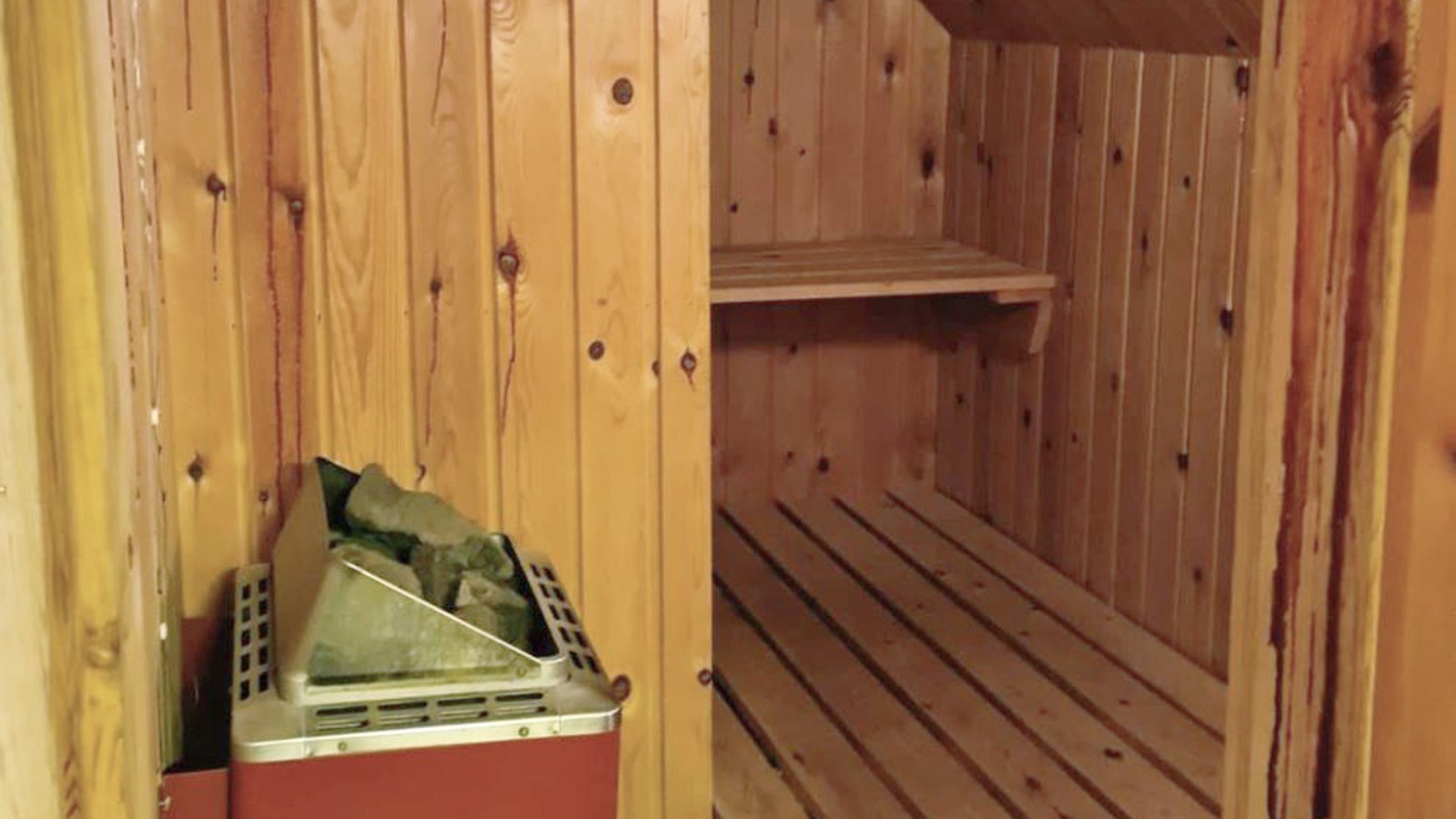 Una sauna con techo inclinado (© @triner2 y @strandparken3) Una sauna con techo inclinado (© @triner2 y @strandparken3)