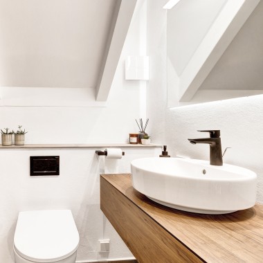 Baño reformado con techo inclinado, pulsador negro y grifo negro (© @triner2 y @strandparken3) Baño reformado con techo inclinado, pulsador negro y grifo negro (© @triner2 y @strandparken3)