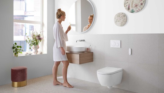 Baño Geberit ONE con sanitarios y muebles en blanco (© Geberit)