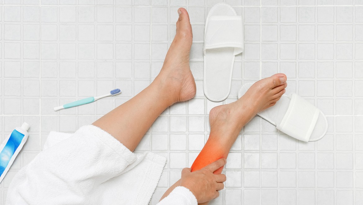Riesgo de caídas en el baño: la elección correcta del material es crucial Riesgo de caídas en el baño: la elección correcta del material es crucial