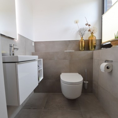 Vista del inodoro bidé Geberit AquaClean Mera Classic y el lavabo Vista del inodoro bidé Geberit AquaClean Mera Classic y el lavabo