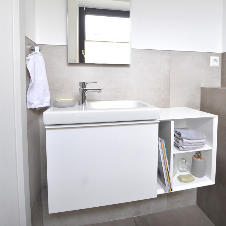 Vista del aseo con el lavabo y los muebles Vista del aseo con el lavabo y los muebles