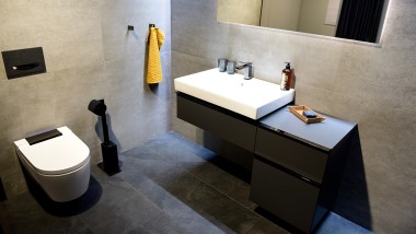 Aspecto purista con cromo negro en el baño