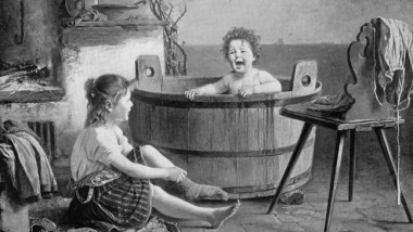 Niño en una bañera antigua