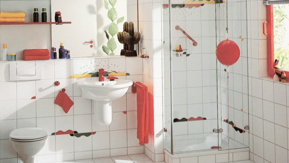 Un cuarto de baño así, con ducha separada y toques de color muy animados en los azulejos, se consideraba muy bonito