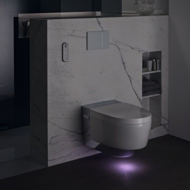 Geberit AquaClean Mera Comfort cromado con luz de orientación (© Geberit)