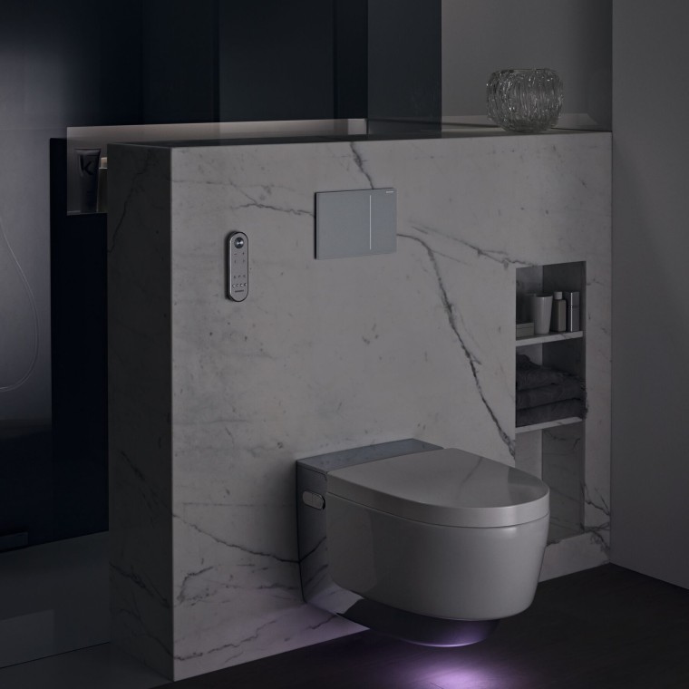 Geberit AquaClean Mera Comfort cromado con luz de orientación (© Geberit) Geberit AquaClean Mera Comfort cromado con luz de orientación (© Geberit)