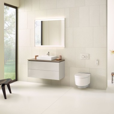 Baño beige con armario con espejo, mueble de lavabo, pulsador y sanitarios Geberit