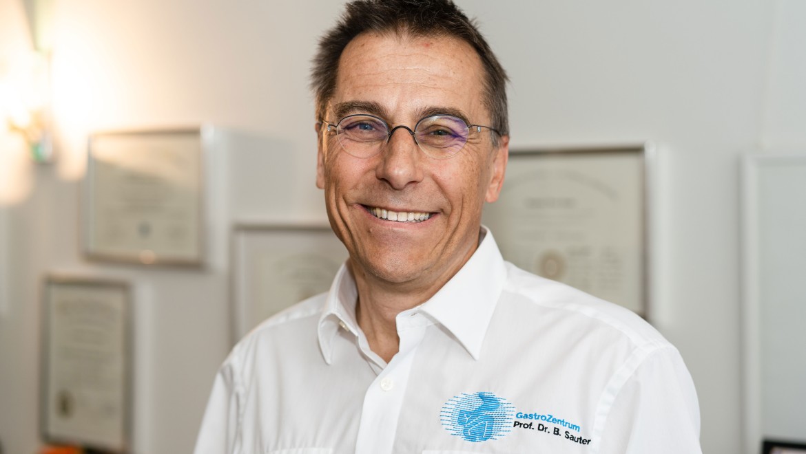 Retrato del Dr. Bernhard Sauter, especialista en Medicina Interna y Gastroenterología (© Julia Dunlop) Retrato del Dr. Bernhard Sauter, especialista en Medicina Interna y Gastroenterología (© Julia Dunlop)