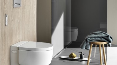 Inodoro bidé Geberit AquaClean Mera Comfort con mando a distancia y pulsador Sigma50 (© Geberit)