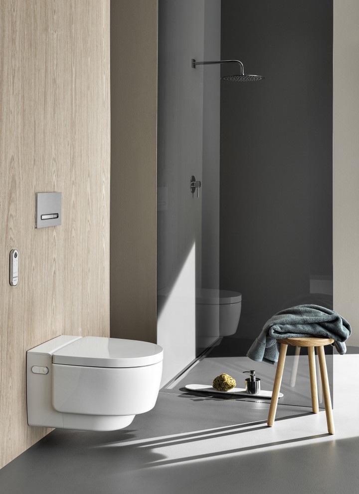 Inodoro bidé Geberit AquaClean Mera Comfort con mando a distancia y pulsador Sigma50 (© Geberit)